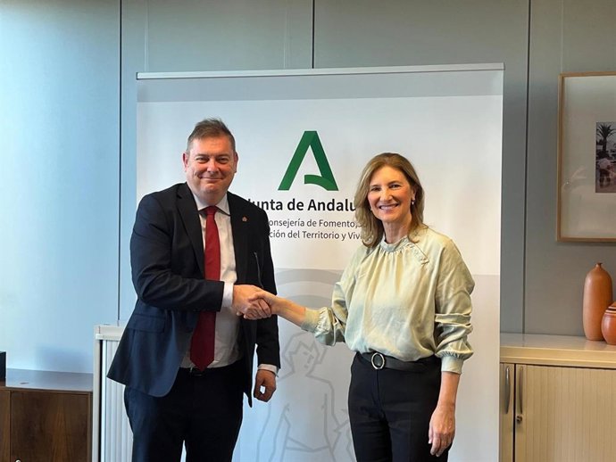 El presidente del Consejo Andaluz de Colegios de Administradores de Fincas (Cafincas), Manuel Jiménez, junto a la secretaria general de Vivienda de la Consejería de Fomento, Articulación del Territorio y Vivienda, Alicia Martínez.