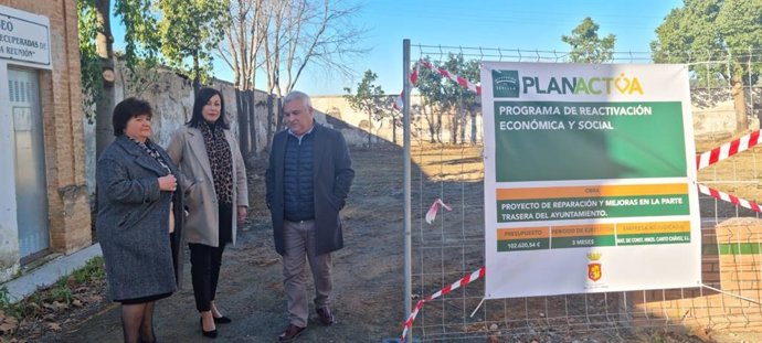 La diputada provincial de Cohesión Territorial, Teresa Jiménez, junto al alcalde de Villanueva del Río y Minas, en la parcela trasera del Consistorio.