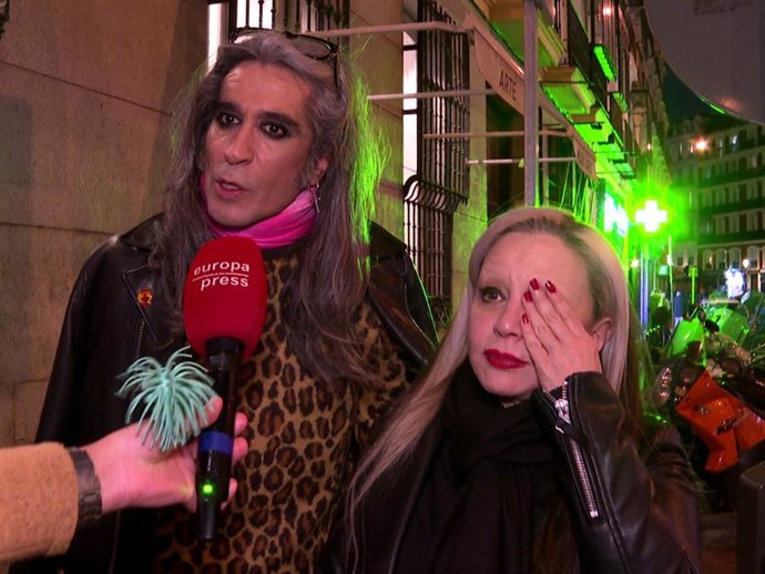 Mario Vaquerizo y Alaska, tapándose el ojo en un gesto de coquetería