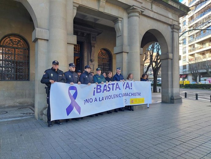 La Delegación del Gobierno en Navarra se concentra contra el último asesinato por violencia de género.