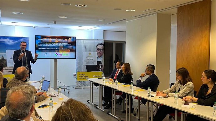 El presidente de Hefame, Enrique Ayuso, y el director general, Javier López, durante un encuentro con la prensa nacional especializada, celebrado en Madrid