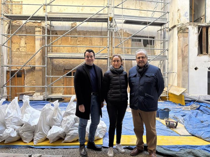 Visita del conseller insular Rafel Bosch (d) a las obras de rehabilitación.