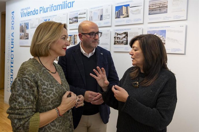 El vicepresidente y diputado provincial de Cultura, Manuel López Mestanza, que fue el encargado de inaugurar la exposición junto a la decana del Colegio de Arquitectos de Málaga, Susana Gómez de Lara