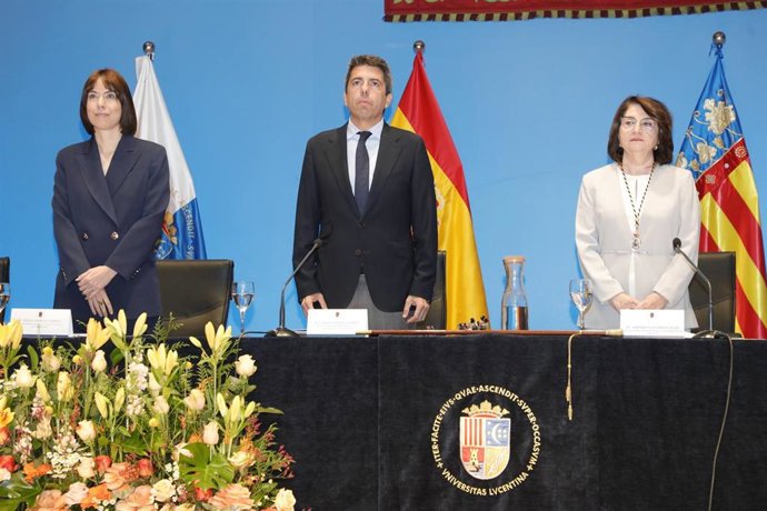 (I-D) La ministra de Ciencia e Innovación, Diana Morant; el presidente de la Generalitat valenciana, Carlos Mazón y la nueva rectora de la Universidad de Alicante (UA), Amparo Navarro, durante el acto de toma de posesión, 17 de enero de 2025, en Alicante,
