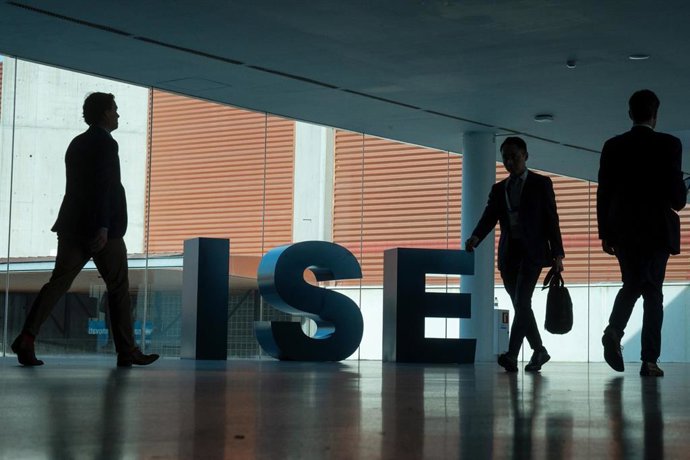 Archivo - Varias personas durante la exposición del Integrated Systems Europe (ISE)