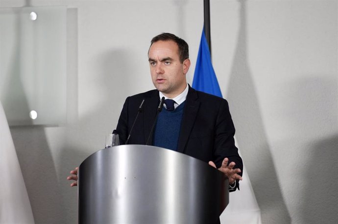 Archivo - El ministro de Exteriores de Francia, Sebastien Lecornu, durante una rueda de prensa en la capital de Alemania, Berlín (archivo)