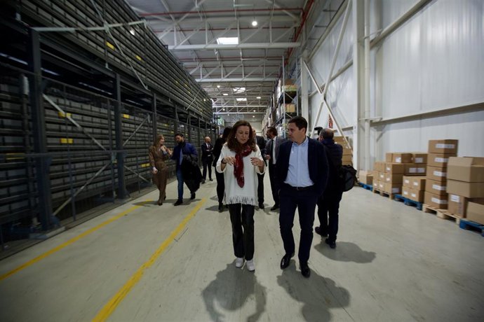En Santa Fe, la consejera de Desarrollo Educativo y Formación Profesional, María del Carmen Castillo, visita la cooperativa Bidafarma.