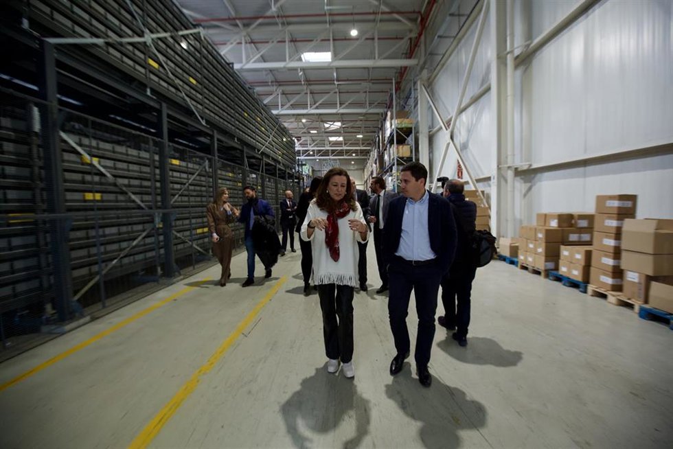 En Santa Fe, la consejera de Desarrollo Educativo y Formación Profesional, María del Carmen Castillo, visita la cooperativa Bidafarma.
