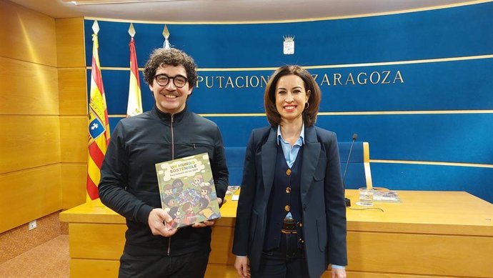 El ilustrador Ernesto Navarro y la vicepresidenta de la DPZ, Teresa Ladrero, presentan el libro 'Un mundo sostenible. Una guía de los ODS para la infancia'.