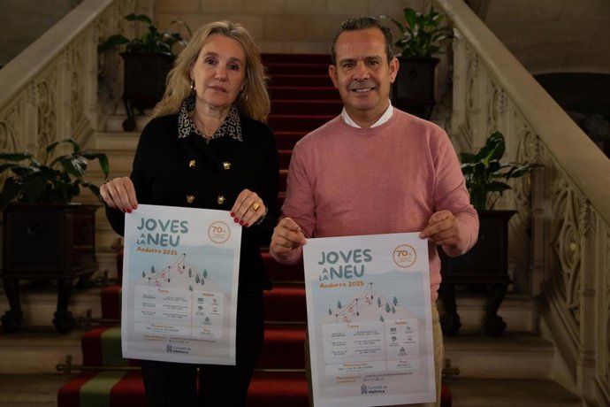 La directora insular de Juventud y Participación, Carme Ripoll, y el conseller insular de Presidencia, Antoni Fuster, en la presentación de la 2ª edición de 'Joves a la neu'.