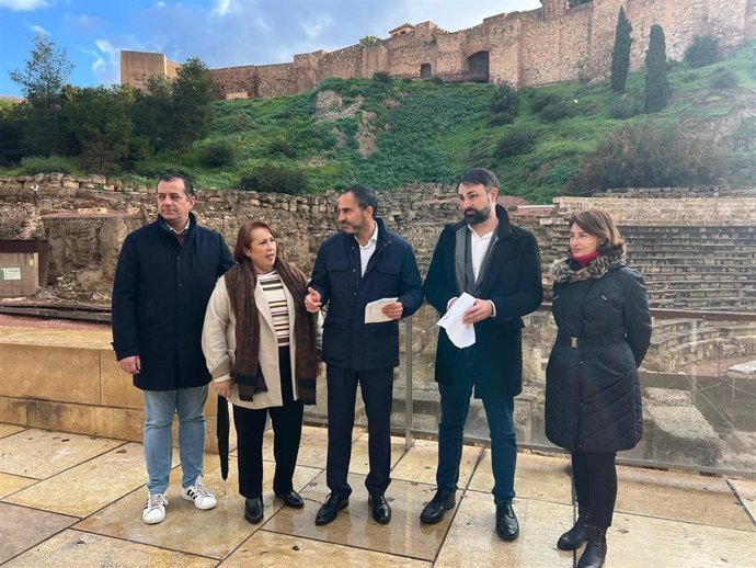 El portavoz socialista, Daniel Pérez,  ha comparecido ante los medios de comunicación en la falda del monumento junto al responsable socialista de Urbanismo, Mariano Ruiz, además de los ediles Carmen Martín, Rosa del Mar Rodríguez y Rubén Viruel.