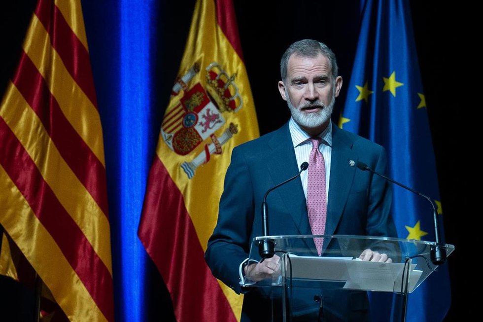 Archivo - El Rey Felipe VI interviene durante el acto de entrega de los despachos a 160 nuevos jueces, en el Auditori Frum del Centro de Convenciones Internacional de Barcelona, a 14 de febrero de 2024, en Barcelona, Catalunya (España). 