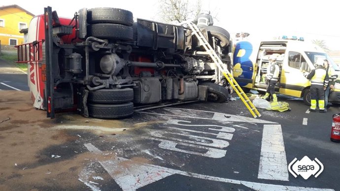 Camión volcado en la LL-1 en San Cucao, Llanera.