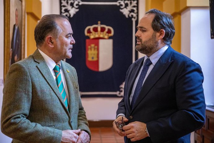 El presidente del Partido Popular de Castilla-La Mancha, Paco Núñez,con el presidente de la Federación de Municipios y Provincias de Castilla-La Mancha (FEMP-CLM) y alcalde de Talavera de la Reina, José Julián Gregorio.