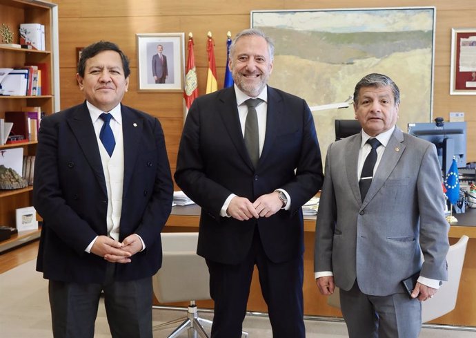 El presidente de las Cortes de Castilla y León, Carlos Pollán, ha recibido hoy en su despacho al presidente del Parlamento Andino, Gustavo Pacheco Villar, acompañado por el Cónsul Honorario del Perú en Salamanca, José Carlos Palomino Vergara