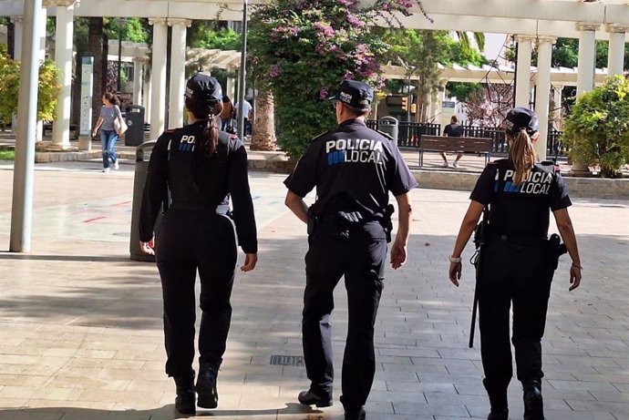 Agentes de la Policía Local de Palma patrullan en la plaza de las Columnas.