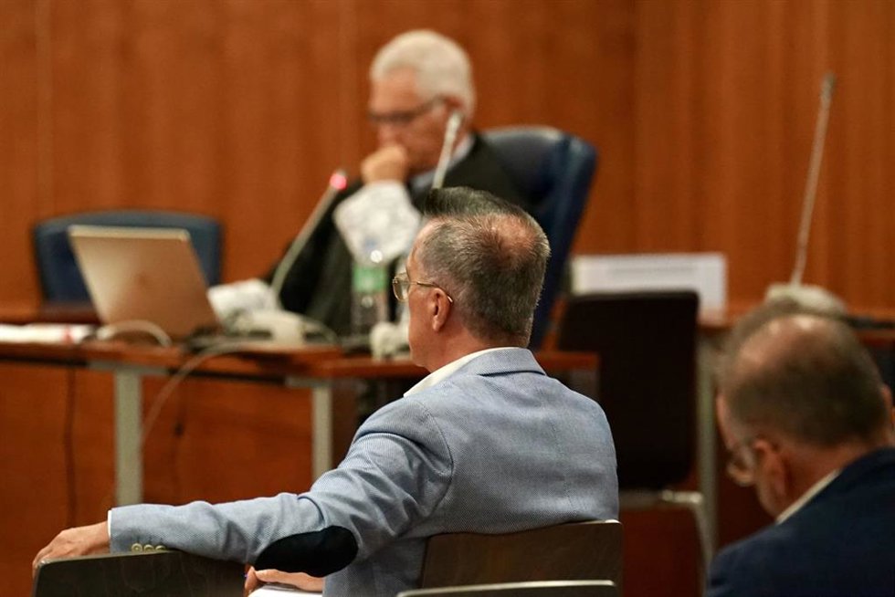 Archivo - Imagen de archivo del exalcalde de Estepona, Antonio Barrientos (c), durante el juicio del caso 'Astapa'.