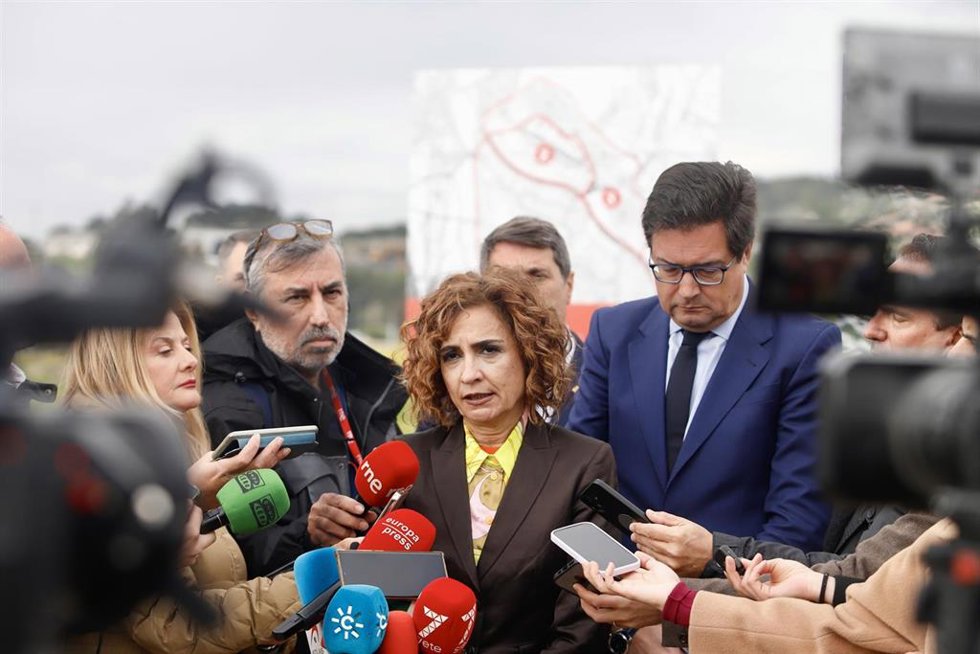 La vicepresidenta primera del Gobierno y ministra de Hacienda, María Jesús Montero, atiende a los medios en Málaga.