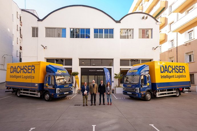 Entrega de cinco camiones eléctricos de JAC Motors a Dachser para el transporte logístico sostenible en Madrid.