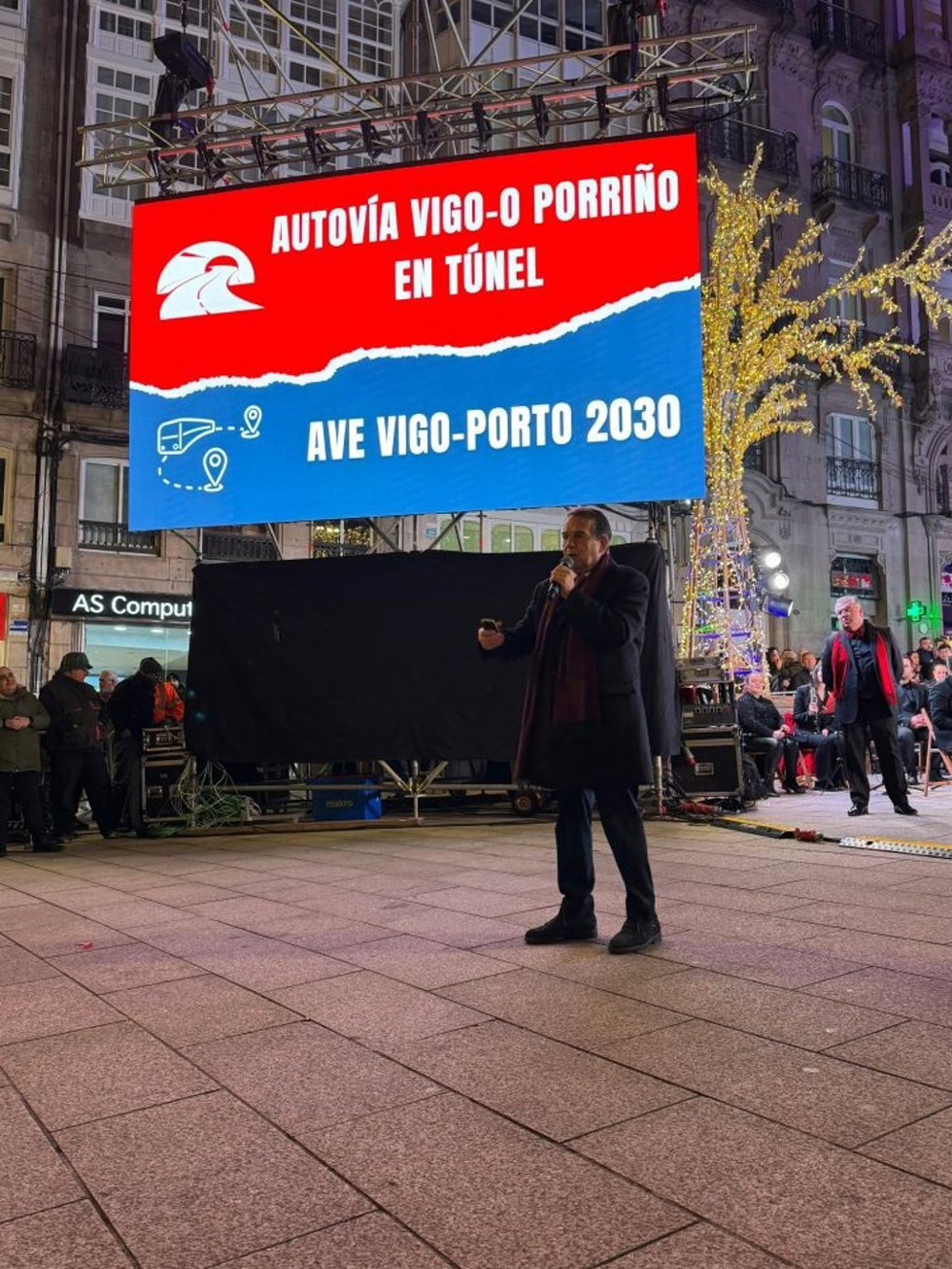 El alcalde de Vigo, Abel Caballero, el 11 de diciembre de 2024 en el concierto reivindicativo para reclamar el AVE Vigo-Oporto y la autovía en túnel entre la ciudad y O Porriño.