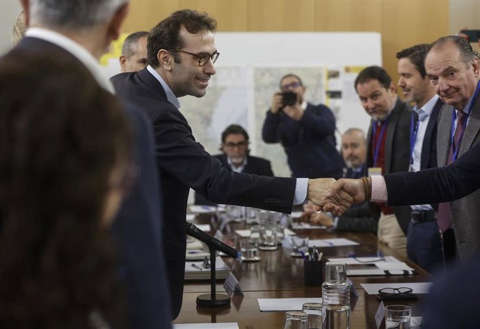 El ministro de Economía, Comercio y Empresa, Carlos Cuerpo(i), durante una jornada de trabajo donde se reúne con asociaciones de empresarios, comerciantes e industria para hacer seguimiento de la situación económica tras la dana