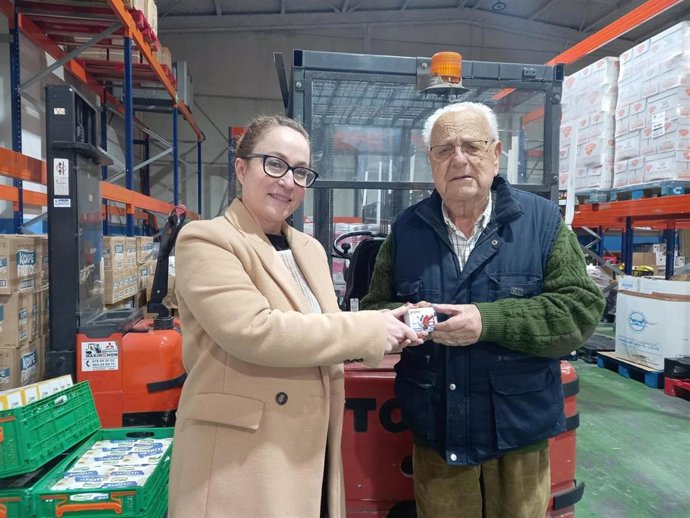 La responsable de Fundación Moeve en la provincia de Cádiz, Estrella Blanco, junto al presidente del Banco de Alimentos del Campo de Gibraltar, José Serrano.