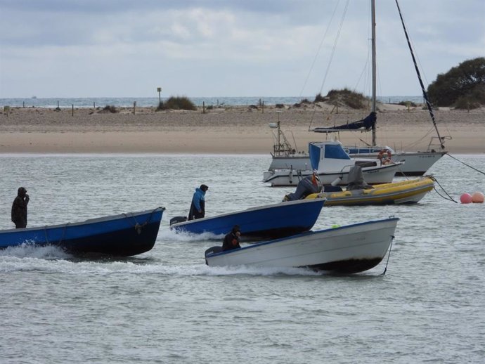 Petaqueros en embarcaciones pequeñas en las costas de la provincia de Cádiz.