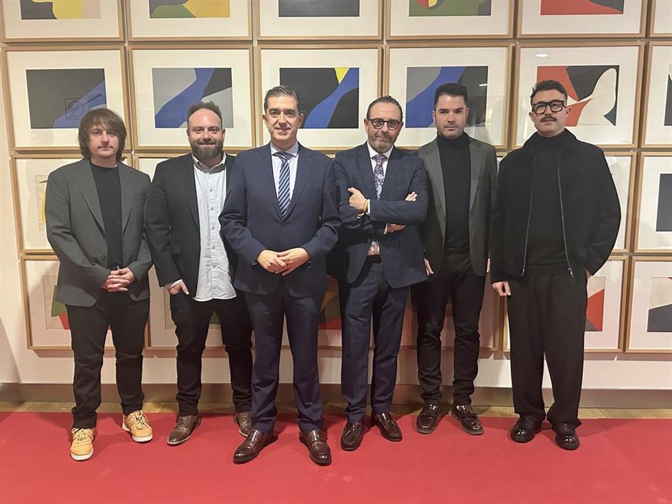 El alcalde de Baeza, Pedro Cabrera, y el concejal de Festejos, Antonio J. Perales (c), junto a los componentes de Supersubmarina.
