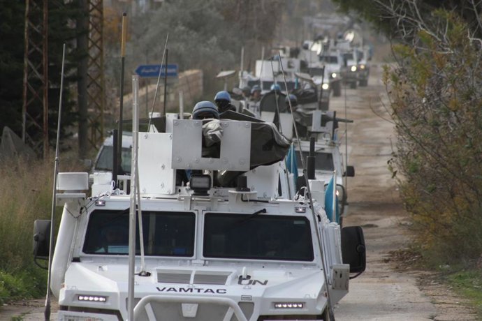 Archivo - Convoy de vehículos de la FINUL en el sur de Líbano