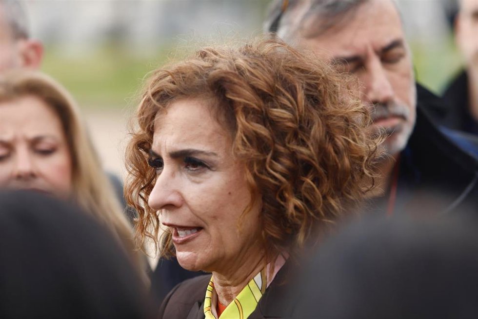 La vicepresidenta primera del Gobierno y ministra de Hacienda, María Jesús Montero (c), durante la atención a los medios. A 17 de enero de 2025, en Málaga (Andalucía, España). La vicepresidenta primera del Gobierno y ministra de Hacienda, María Jesús Mo