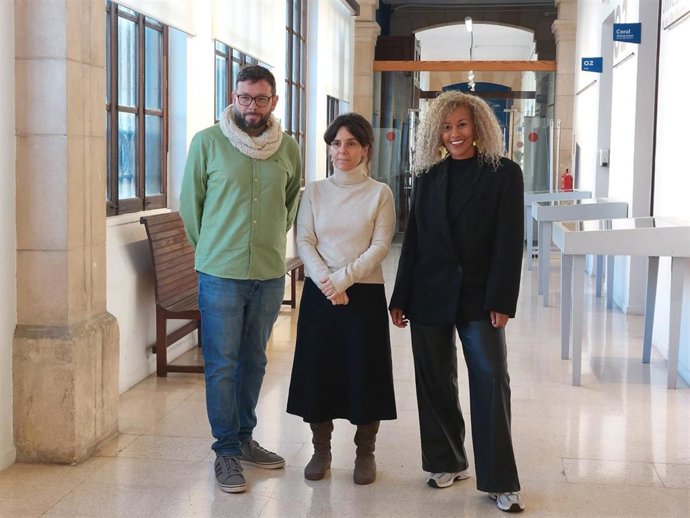 (I-D) El Periodista Txema Santana Suárez, La Profesora Titular De La UIB Margalida Capellà, Y La Abogada Louelia Mint El Mamy