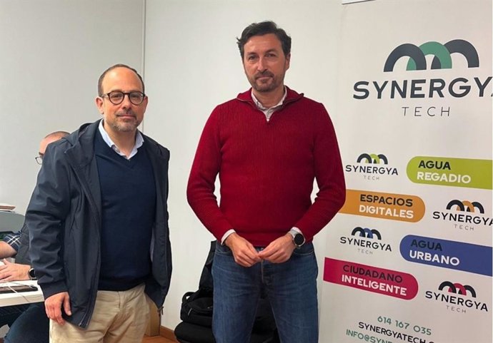 Antonio Ruiz y Juan Antonio Caballero, durante la visita a empresas ubicadas en Rabanales 21.