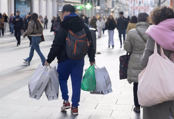 Varias personas con bolsas durante las rebajas de enero