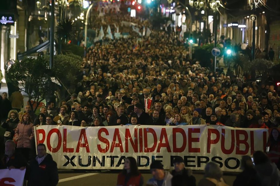 Cientos de personas durante una manifestación por la situación de la sanidad pública, a 16 de enero de 2025, en Vigo, Pontevedra, Galicia (España). La manifestación está convocada por SOS Sanidade Pública bajo el lema Reconstruyendo el Área Sanitaria d