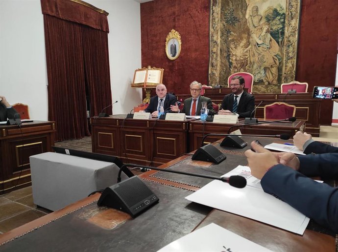 El presidente de la Diputación de Córdoba, Salvador Fuentes (centro), en la inauguración de la XX Asamblea General de la Asociación de Consorcios y Servicios de Bomberos 'ConBé'.
