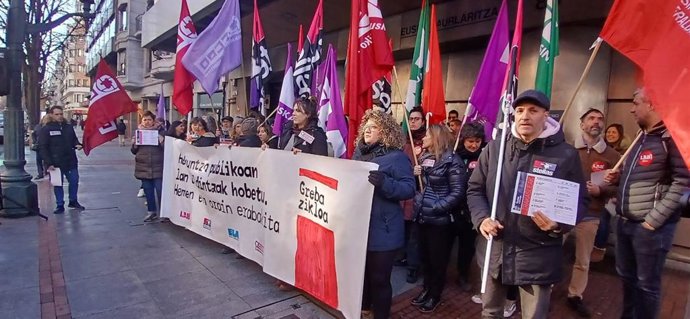 Concentración de LAB, Steilas, ELA y CCOO ante la delegacion del Gobierno vasco en Bilbao