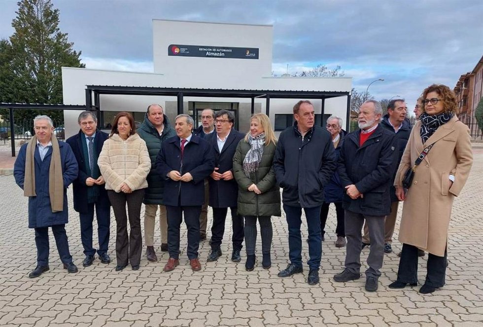 El consejero y otras autoridades en la visita a la remodelada estación de autobuses de Almazán.