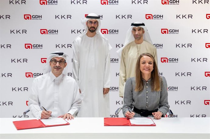 Archivo - Firma del acuerdo entre Gulf Data Hub y KKR