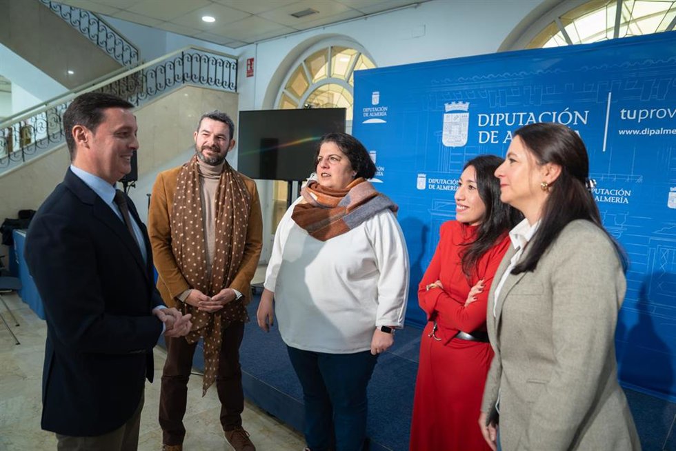 El presidente de la Diputación de Almería, Javier Aureliano García, junto a los diseñadores Curro Ruiz, Eli Martín, Victoria Monteoliva y Verónica Sandoval.