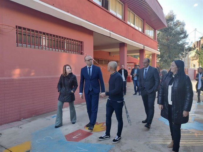 La concejal de Educación y Atención a la Ciudadanía, Belén López, ha visitado el centro educativo junto con el consejero de Educación y Formación Profesional, Víctor Marín