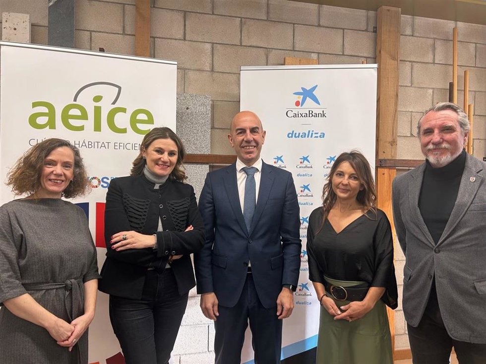 CaixaBank Dualiza y AEICE unen fuerzas para impulsar la Formación Profesional en el sector del Hábitat en Castilla y León
