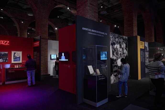 Archivo - Varias personas observan la exposición ‘El Muro de Berlín. Un mundo dividido’, en la Fundación Canal, a 11 de noviembre de 2023, en Madrid (España).