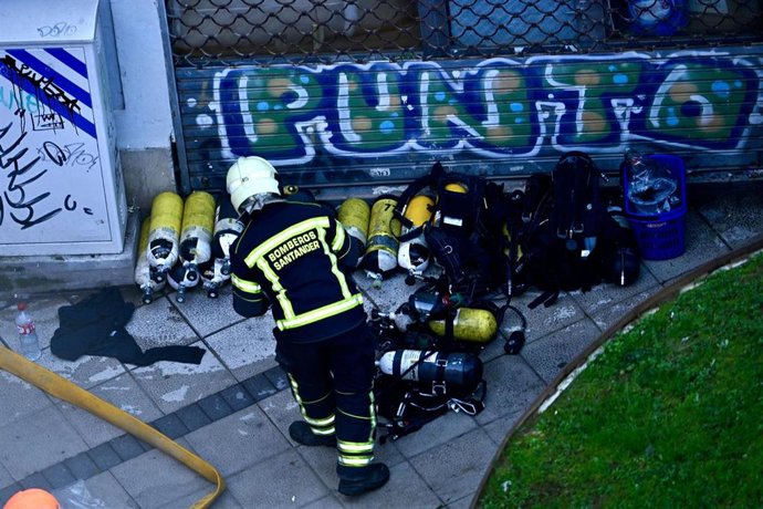 Un bombero trabaja en el incendio del piso de la calle Juan de la Cosa