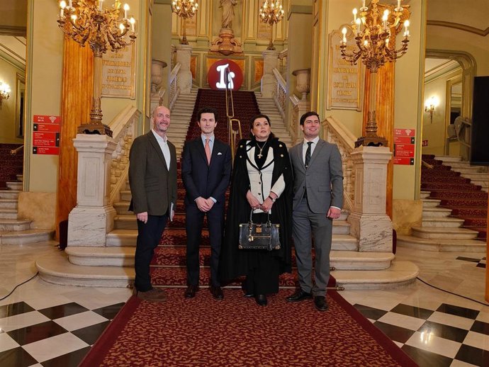 El director artístico del Liceu y presidente del jurado del 62 Concurs Tenor Viñas (izquierda) y la soprano Maria Guleghina, junto a dos miembros del comité de apoyo al jurado.