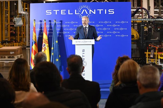 El presidente de Aragón, Jorge Azcón, interviene durante su visita a la factoría de Stellantis en Figueruelas.