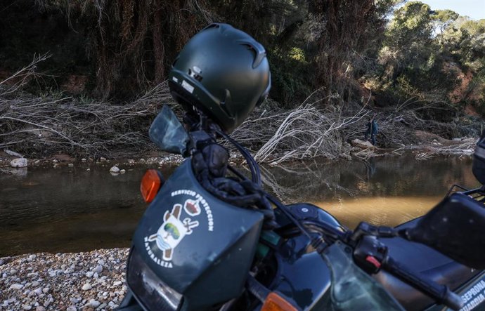 Una moto de la Guardia Civil en los barrancos del río Turia, a 13 de enero de 2025, en Pedralba