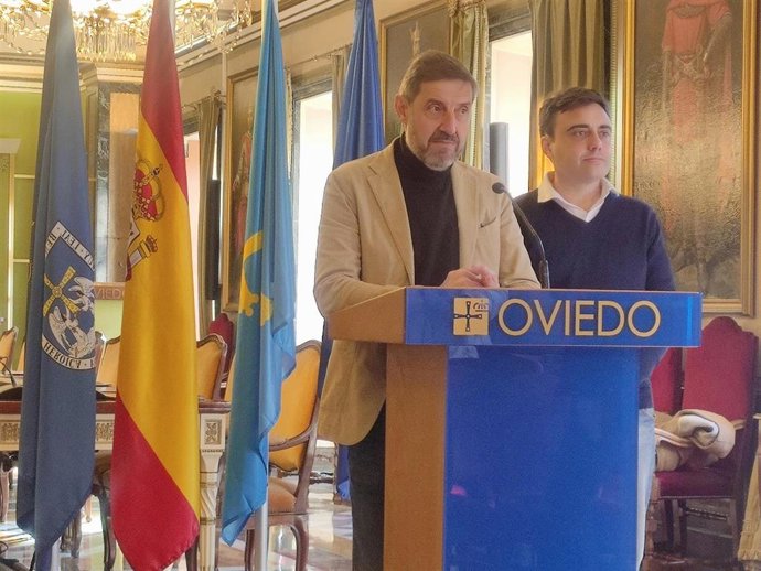 El portavoz del PSOE en el Ayuntamiento de Oviedo, Carlos Fernández Llaneza, y el concejal socialista Javier Ballina