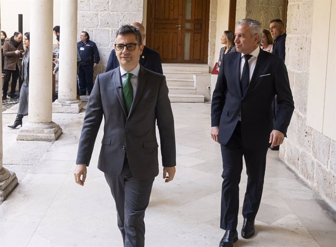 El ministro de Justicia, Félix Bolaños, junto al delegado del Gobierno en Castilla y León, Nicanor Sen, en su visita a Valladolid.
