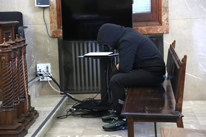 El acusado de matar a su mujer embarazada y a su hijo en Sa Pobla (Mallorca), al inicio del juicio con jurado.