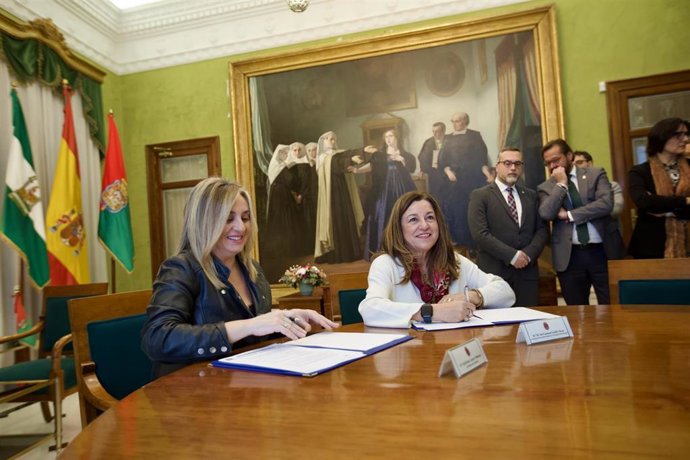 La consejera de Desarrollo Educativo y Formación Profesional, María del Carmen Castillo, y la alcaldesa de Granada, Marifrán Carazo, firman el protocolo para el desarrollo de actividades educativas con motivo de los Premios Goya.